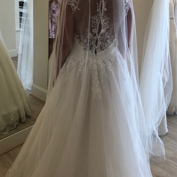 Never worn wedding dress - Picture 2 of 8